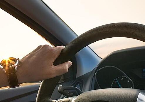 Мужчина на автомобиле каршеринга сбил девушку на тротуаре в Санкт-Петербурге