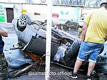 В Самаре на ул. Товарной BMW снес отбойник и перевернулся