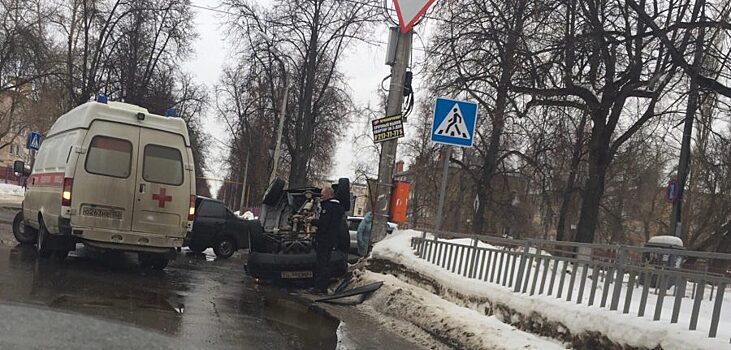 Легковушка перевернулась на крышу в Нижнем Новгороде