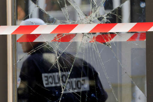 Французский полицейский пострадал от нападения 15 человек во время вызова