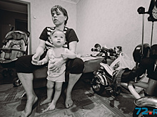 Материнство в кромешной темноте: история слепой тюменки, которая в одиночку воспитывает малыша
