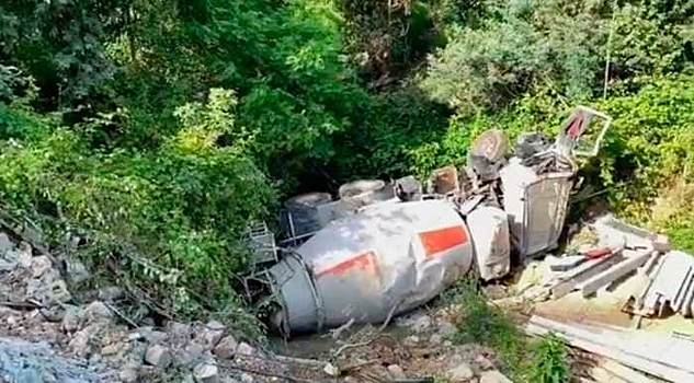 В Сочи бетономешалка упала в обрыв, погиб водитель