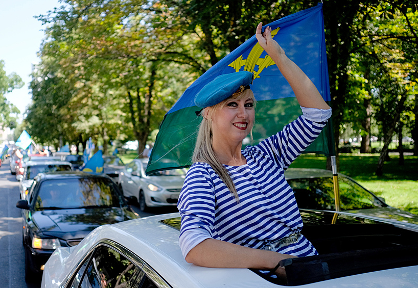 Участники праздничного автопробега в День Воздушно-десантных войск в Краснодаре