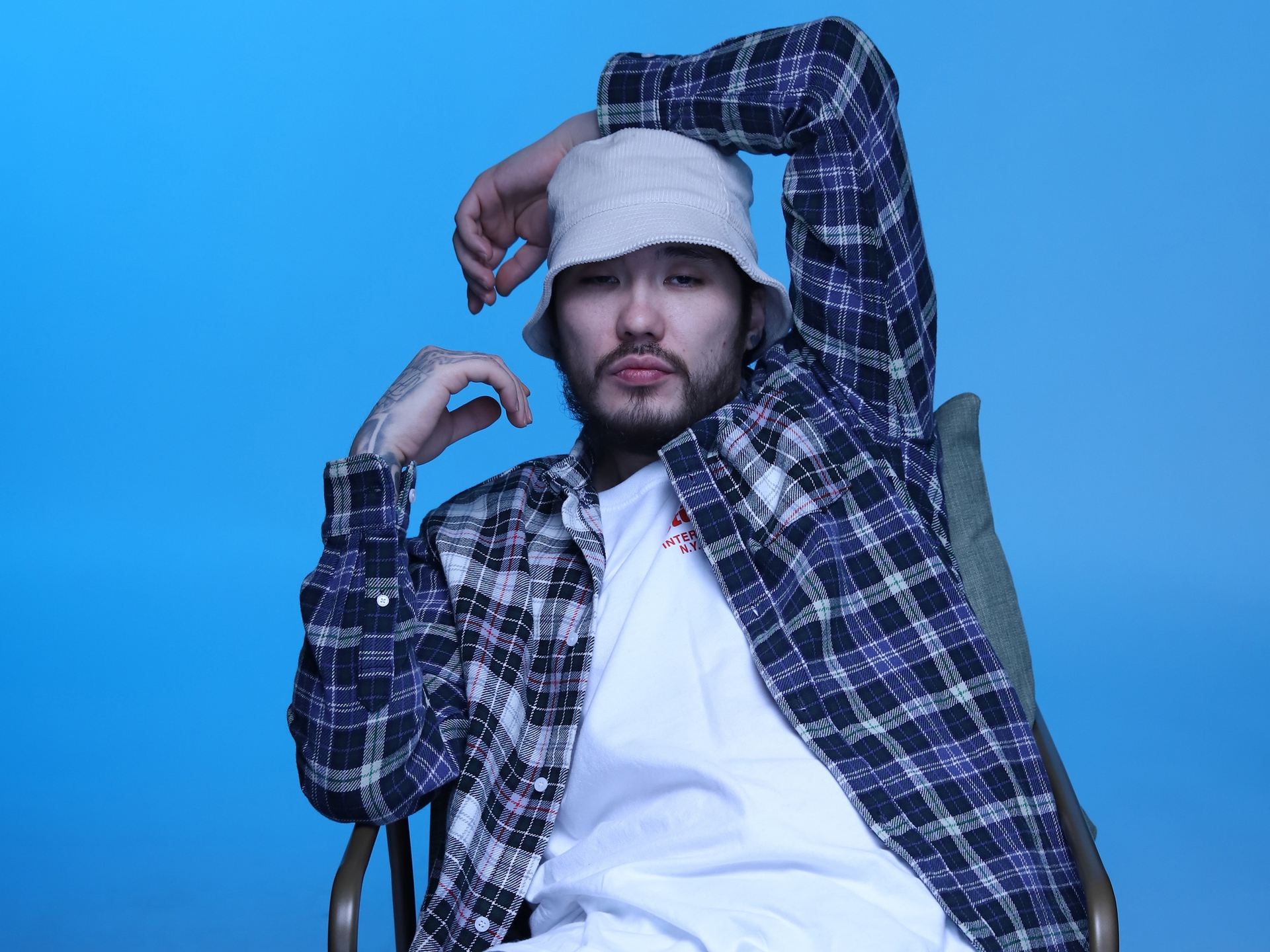 Анальды тығындары бар жетілген әйелдер