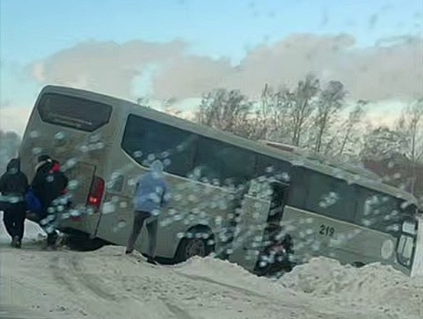 Пассажирский автобус съехал в кювет на Северном объезде Новосибирска