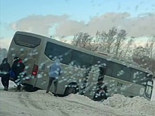 Пассажирский автобус съехал в кювет на Северном объезде Новосибирска