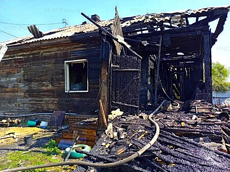 В Новосибирской области военнослужащий спас семью из горящего дома