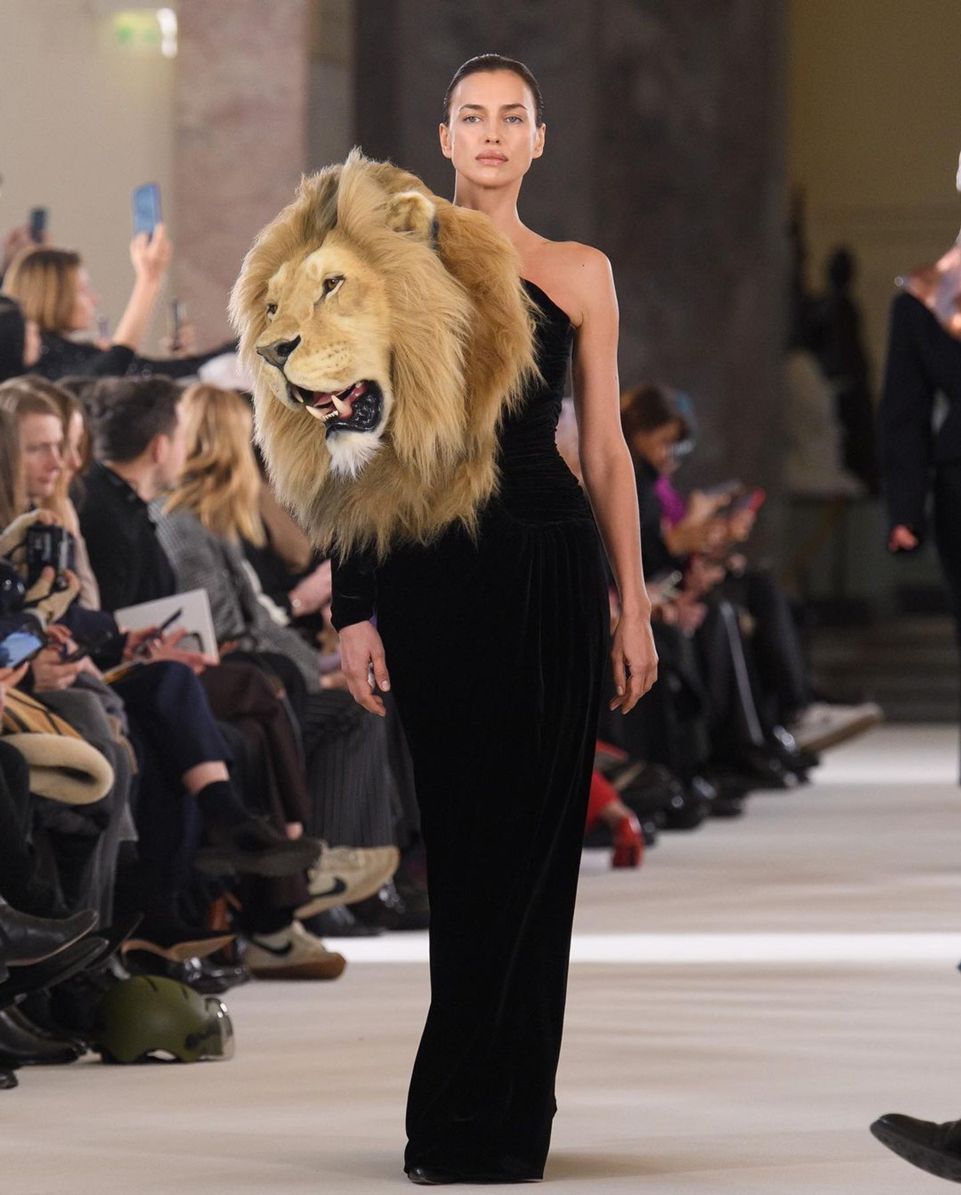 Ирина Шейк высказалась о скандальном модном показе с головами животных