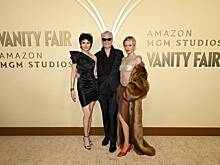 Дочь известной актрисы появилась на вечеринке с полуобнаженной грудью