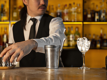 Ударил девушку кулаком по лицу и разбил об сцену арбуз: режиссер Виталий Лабутин устроил пьяный дебош в баре