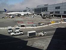 Сотрудника аэропорта раздавило грузовым поддоном во время буксировки