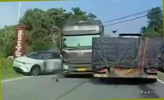 Автомобиль «подрезал» грузовик, который протаранил большегруз в КНР
