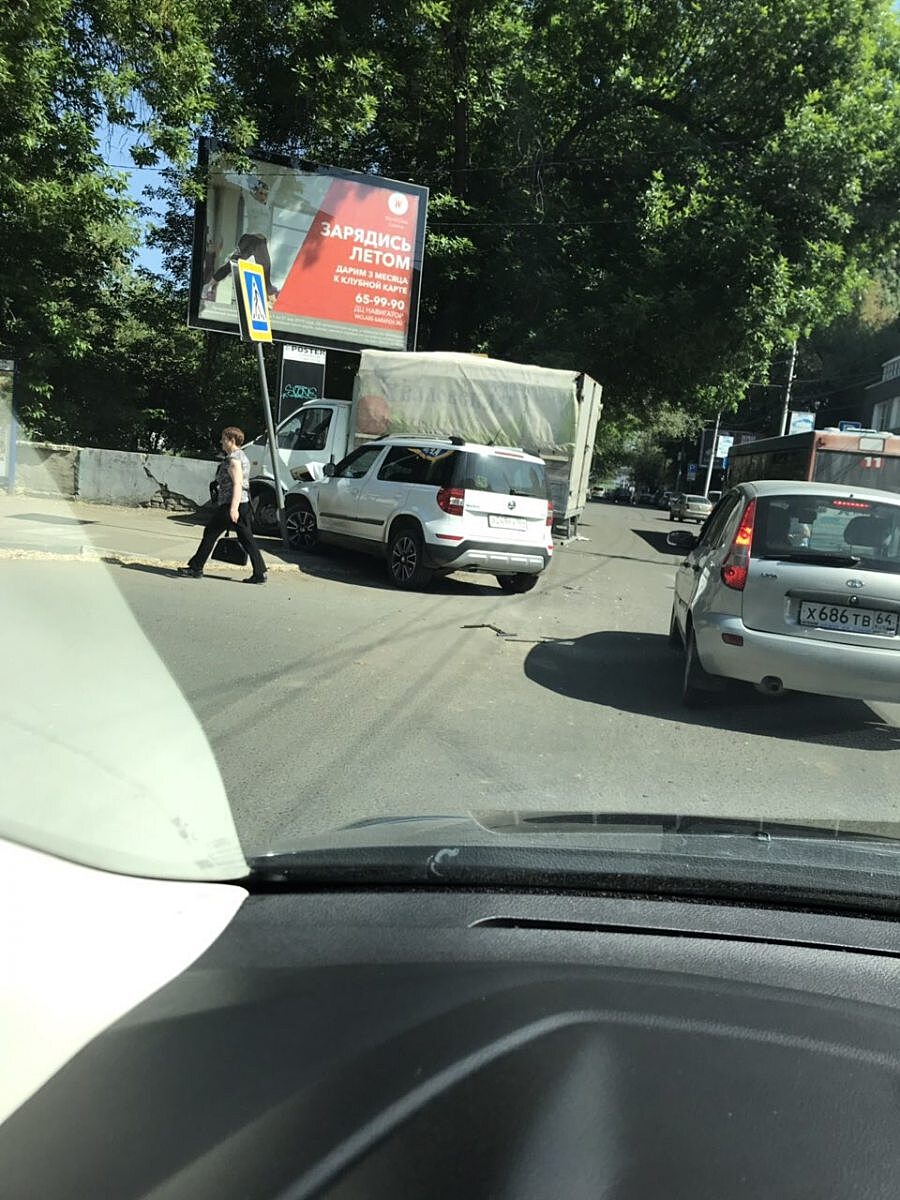 В центре Саратова Skoda протаранила знак пешеходного перехода