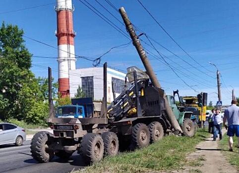 В Кирове грузовик врезался в столб