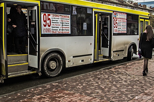 «Её пошатнуло, она упала»: пассажирку автобуса увезли на скорой