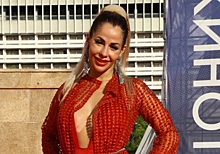 Провал дня: Елена Беркова явилась на «Кинотавр» в красном купальнике, халате и с «бубликом» для пучка поверх прически