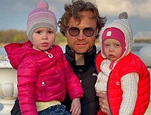 Тренер сборной России по футболу Валерий Карпин сходил с дочерьми в зоопарк