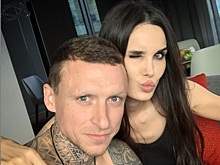 Жена Мамаева показала фото футболиста с детьми