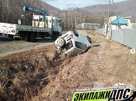 Автомобиль опрокинулся на скользкой дороге в приморском поселке