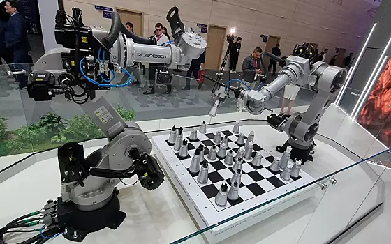 Отечественные роботы сыграли в шахматы на ПМЭФ-2025