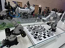 Отечественные роботы сыграли в шахматы на ПМЭФ-2025