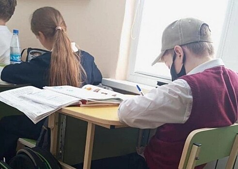 В маске, но с одноклассниками: Валя Королёв, которому хаски откусили лицо, вернулся в школу Сочи