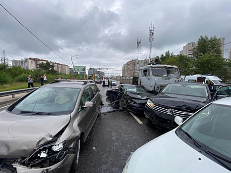 Момент столкновения 10 автомобилей в Воронеже попал на видео