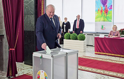 Лукашенко заявил, что готов пустить в страну наблюдателей ОБСЕ без виз до конца выборов