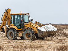 На одном из хуторов в Краснодарском крае около домов начали складировать мешки с мазутом