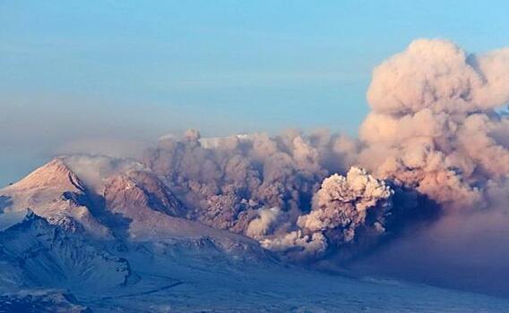 На вулкане Карымском на Камчатке зафиксировали два пепловых выброса до 6 тыс. м