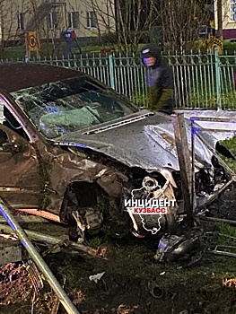 Легковушка впечаталась в дорожное ограждение в кузбасском поселке