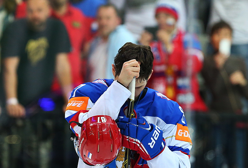 Игрок сборной России Вадим Шипачев после поражения в финальном матче чемпионата мира по хоккею между сборными Канады и России.