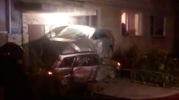 Опубликовано видео с места ДТП в Новосибирске, где два автомобиля протаранили дом