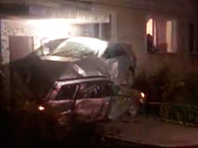 Опубликовано видео с места ДТП в Новосибирске, где два автомобиля протаранили дом