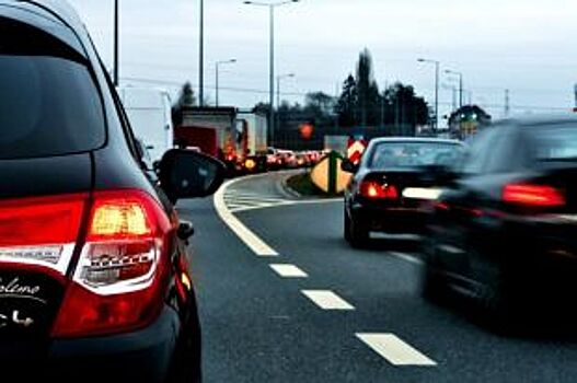 В Красноярске мужчина ходил по проезжей части и бросался под колёса машин