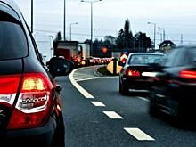 В Красноярске мужчина ходил по проезжей части и бросался под колёса машин