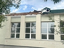 В школе под Волгоградом восстанавливают кровлю после урагана