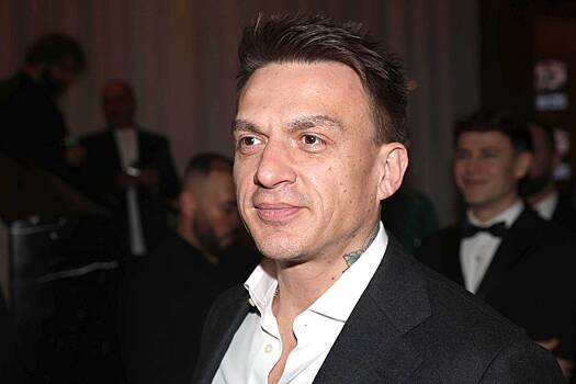 Известного российского певца заподозрили в изменах жене-телеведущей