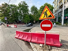 Снимают брусчатку и удивляют прохожих: в Калининграде закрыли на реконструкцию часть Красной