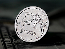 Рубль немного укрепился к евро и доллару