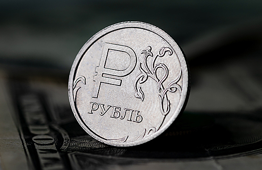 Рубль немного укрепился к евро и доллару