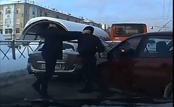 В Казани сняли на видео драку на дороге из-за ДТП