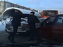 В Казани сняли на видео драку на дороге из-за ДТП