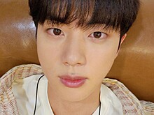 Сколько они могут рассказать АРМИ? BTS намекнули, что Джин состоит в отношениях, но не распространяется об этом