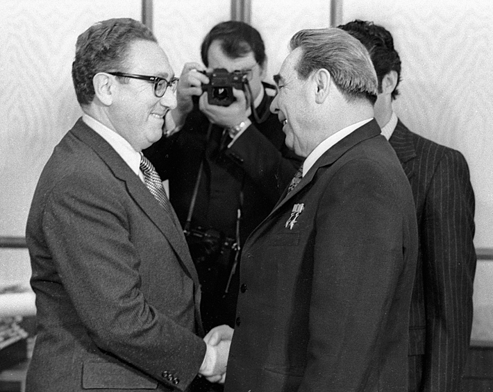 Генеральный секретарь ЦК КПСС Леонид Брежнев и госсекретарь США Генри Киссинджер приветствуют друг друга перед началом переговоров в Кремле, 1974 год