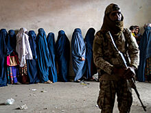 Талибы запретили женщинам разговаривать на публике