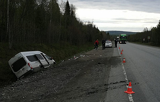 В Свердловской области опрокинулся микроавтобус