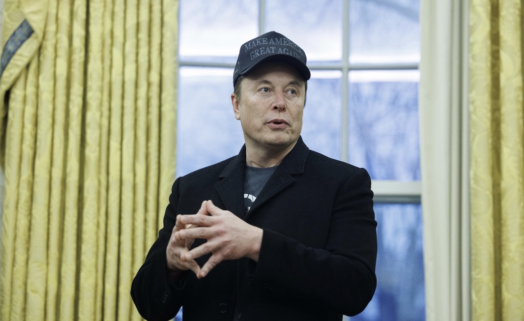 Илон Маск потребовал от США остановить развитие спутниковой связи от Apple