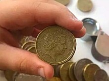 Мама и дочка разбирали мелочь из копилки и нашли там монету. Из-за брака она стоит теперь в несколько раз дороже номинала