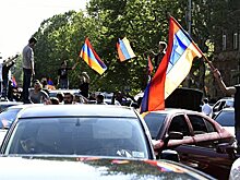 В Ереване монтируют сцену для митинга